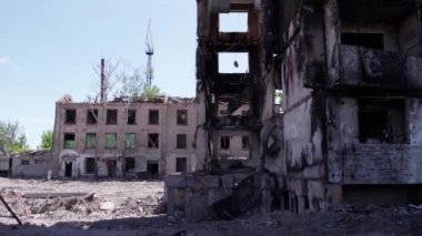 Bu video, Ukrayna 'daki savaş sırasında Bucha, Borodyanka' da yıkılan bir konut binasını gösteriyor.