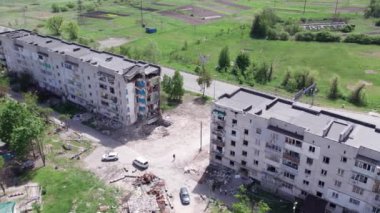 Bu video, Ukrayna 'daki savaş sırasında Bucha, Borodyanka' da yıkılan bir konut binasını gösteriyor.
