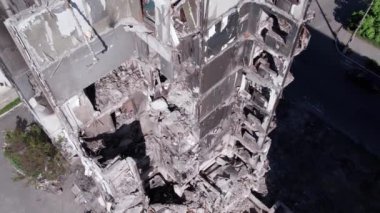 Bu video, Ukrayna 'daki savaş sırasında Bucha, Borodyanka' da yıkılan bir konut binasını gösteriyor.