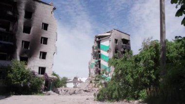 Bu video, Ukrayna 'daki savaş sırasında Bucha, Borodyanka' da yıkılan bir konut binasını gösteriyor.