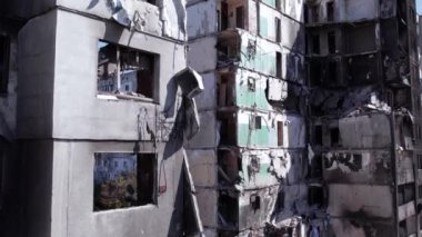 Bu video, Ukrayna 'daki savaş sırasında Bucha, Borodyanka' da yıkılan bir konut binasını gösteriyor.