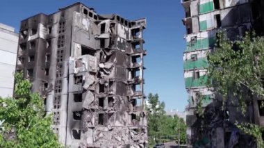 Bu video, Ukrayna 'daki savaş sırasında Bucha, Borodyanka' da yıkılan bir konut binasını gösteriyor.