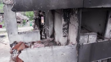 Bu video, Ukrayna 'daki savaş sırasında Bucha, Borodyanka' da yıkılan bir konut binasını gösteriyor.