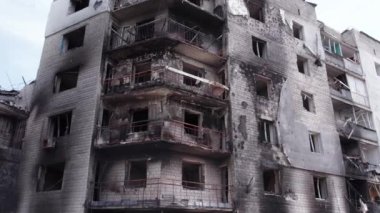 Bu video, Ukrayna 'daki savaş sırasında Bucha, Borodyanka' da yıkılan bir konut binasını gösteriyor.