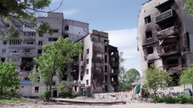 Bu video, Ukrayna 'daki savaş sırasında Bucha, Borodyanka' da yıkılan bir konut binasını gösteriyor.