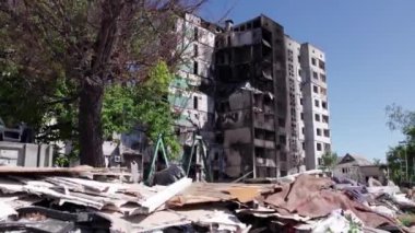 Bu video, Ukrayna 'daki savaş sırasında Bucha, Borodyanka' da yıkılan bir konut binasını gösteriyor.