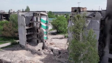 Bu video, Ukrayna 'daki savaş sırasında Bucha, Borodyanka' da yıkılan bir konut binasını gösteriyor.
