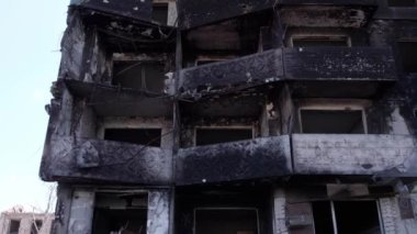 Bu video, Ukrayna 'daki savaş sırasında Bucha, Borodyanka' da yıkılan bir konut binasını gösteriyor.