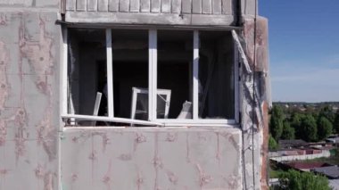 Bu video, Ukrayna 'daki savaş sırasında Bucha, Borodyanka' da yıkılan bir konut binasını gösteriyor.