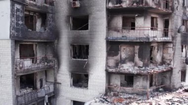 Bu video, Ukrayna 'daki savaş sırasında Bucha, Borodyanka' da yıkılan bir konut binasını gösteriyor.