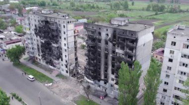 Bu video, Ukrayna 'daki savaş sırasında Bucha, Borodyanka' da yıkılan bir konut binasını gösteriyor.