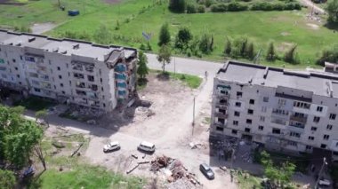 Bu video, Ukrayna 'daki savaş sırasında Bucha, Borodyanka' da yıkılan bir konut binasını gösteriyor.