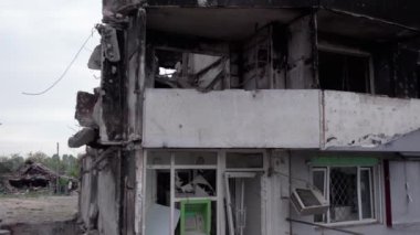Bu video, Ukrayna 'daki savaş sırasında Bucha, Borodyanka' da yıkılan bir konut binasını gösteriyor.