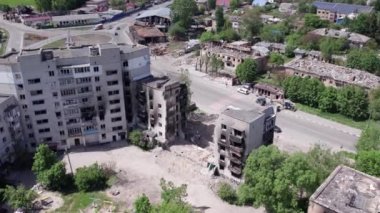 Bu video, Ukrayna 'daki savaş sırasında Bucha, Borodyanka' da yıkılan bir konut binasını gösteriyor.
