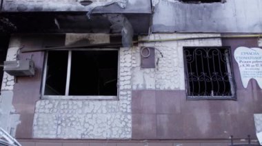 Bu video, Ukrayna 'daki savaş sırasında Bucha, Borodyanka' da yıkılan bir konut binasını gösteriyor.