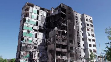 Bu video, Ukrayna 'daki savaş sırasında Bucha, Borodyanka' da yıkılan bir konut binasını gösteriyor.