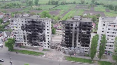 Bu video, Ukrayna 'daki savaş sırasında Bucha, Borodyanka' da yıkılan bir konut binasını gösteriyor.
