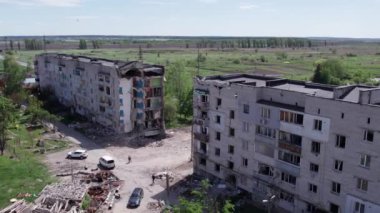 Bu video, Ukrayna 'daki savaş sırasında Bucha, Borodyanka' da yıkılan bir konut binasını gösteriyor.