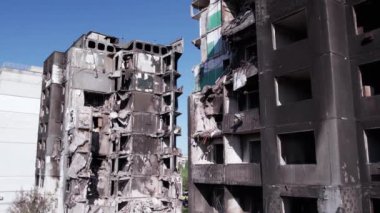 Bu video, Ukrayna 'daki savaş sırasında Bucha, Borodyanka' da yıkılan bir konut binasını gösteriyor.