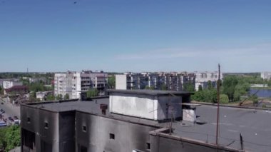 Bu video, Ukrayna 'daki savaş sırasında Bucha, Borodyanka' da yıkılan bir konut binasını gösteriyor.