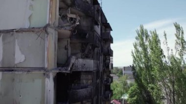 Bu video, Ukrayna 'daki savaş sırasında Bucha, Borodyanka' da yıkılan bir konut binasını gösteriyor.