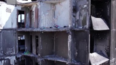 Bu video, Ukrayna 'daki savaş sırasında Bucha, Borodyanka' da yıkılan bir konut binasını gösteriyor.
