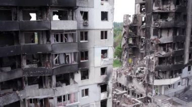 Bu video, Ukrayna 'daki savaş sırasında Bucha, Borodyanka' da yıkılan bir konut binasını gösteriyor.