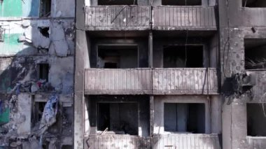 Bu video, Ukrayna 'daki savaş sırasında Bucha, Borodyanka' da yıkılan bir konut binasını gösteriyor.