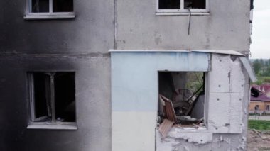 Bu video, Ukrayna 'daki savaş sırasında Bucha, Borodyanka' da yıkılan bir konut binasını gösteriyor.