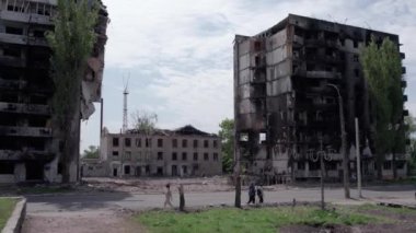 Bu video, Ukrayna 'daki savaş sırasında Bucha, Borodyanka' da yıkılan bir konut binasını gösteriyor.