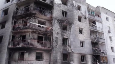 Bu video, Ukrayna 'daki savaş sırasında Bucha, Borodyanka' da yıkılan bir konut binasını gösteriyor.