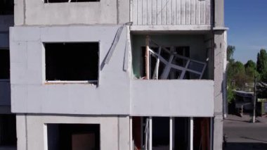 Bu video, Ukrayna 'daki savaş sırasında Bucha, Borodyanka' da yıkılan bir konut binasını gösteriyor.