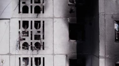 Bu video, Ukrayna 'daki savaş sırasında Bucha, Borodyanka' da yıkılan bir konut binasını gösteriyor.