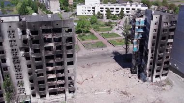 Bu video, Ukrayna 'daki savaş sırasında Bucha, Borodyanka' da yıkılan bir konut binasını gösteriyor.
