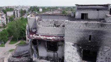 Bu video, Ukrayna 'daki savaş sırasında Bucha, Borodyanka' da yıkılan bir konut binasını gösteriyor.