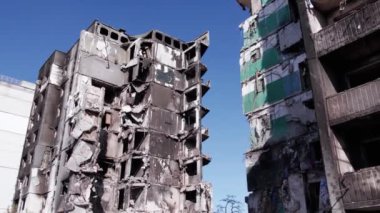 Bu video, Ukrayna 'daki savaş sırasında Bucha, Borodyanka' da yıkılan bir konut binasını gösteriyor.