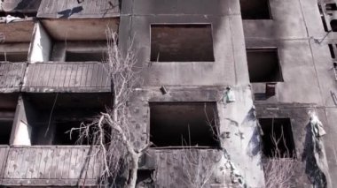 Bu video, Ukrayna 'daki savaş sırasında Bucha, Borodyanka' da yıkılan bir konut binasını gösteriyor.