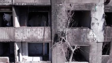 Bu video, Ukrayna 'daki savaş sırasında Bucha, Borodyanka' da yıkılan bir konut binasını gösteriyor.