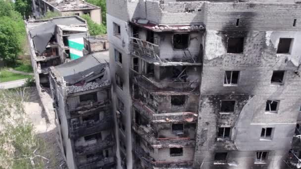 このストックビデオは ブチャ地区のボロディアンカでの戦争中に破壊された住宅の建物を示しています — ストック動画
