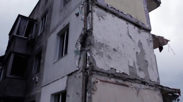 このストックビデオは ブチャ地区のボロディアンカでの戦争中に破壊された住宅の建物を示しています — ストック動画