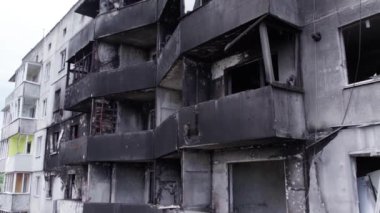Bu video, Ukrayna 'daki savaş sırasında Bucha, Borodyanka' da yıkılan bir konut binasını gösteriyor.