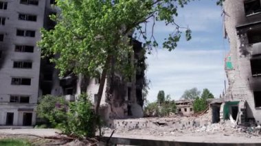Bu video, Ukrayna 'daki savaş sırasında Bucha, Borodyanka' da yıkılan bir konut binasını gösteriyor.