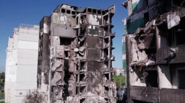 Bu video, Ukrayna 'daki savaş sırasında Bucha, Borodyanka' da yıkılan bir konut binasını gösteriyor.