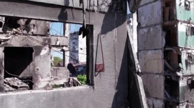 Bu video, Ukrayna 'daki savaş sırasında Bucha, Borodyanka' da yıkılan bir konut binasını gösteriyor.