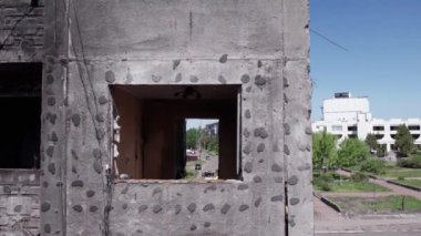 Bu video, Ukrayna 'daki savaş sırasında Bucha, Borodyanka' da yıkılan bir konut binasını gösteriyor.
