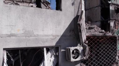 Bu video, Ukrayna 'daki savaş sırasında Bucha, Borodyanka' da yıkılan bir konut binasını gösteriyor.