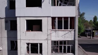 Bu video, Ukrayna 'daki savaş sırasında Bucha, Borodyanka' da yıkılan bir konut binasını gösteriyor.