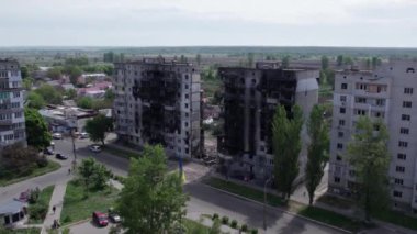 Bu video, Ukrayna 'daki savaş sırasında Bucha, Borodyanka' da yıkılan bir konut binasını gösteriyor.