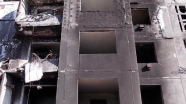 Bu video, Ukrayna 'daki savaş sırasında Bucha, Borodyanka' da yıkılan bir konut binasını gösteriyor.