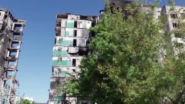 Bu video, Ukrayna 'daki savaş sırasında Bucha, Borodyanka' da yıkılan bir konut binasını gösteriyor.